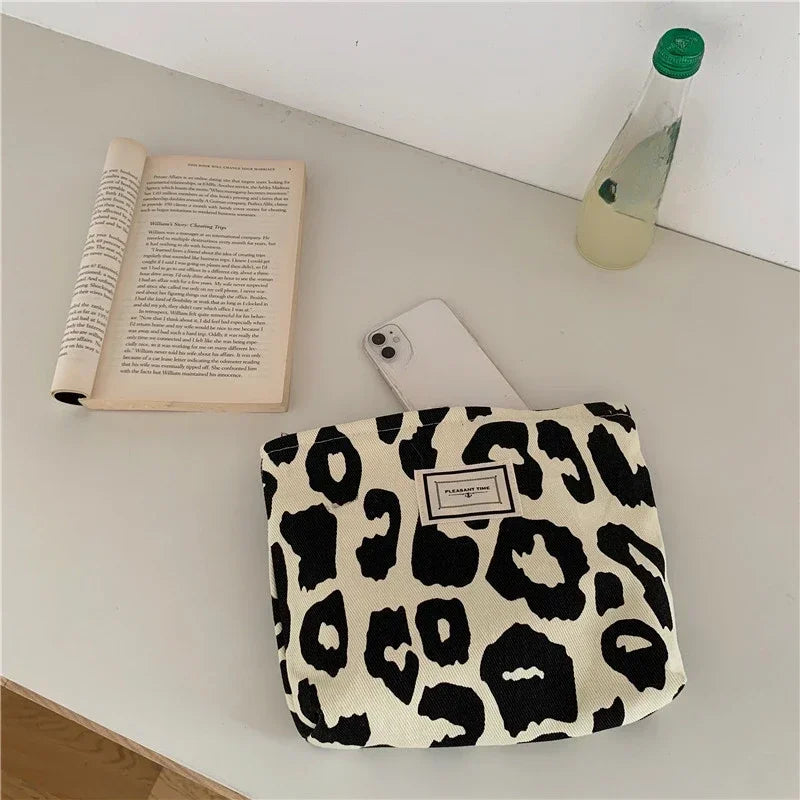 Leopard Print Cosmetic Bag Fashion Daily Clutch Makeup Bag Pouch Large Capacity Travel Toiletry Organizer Cosmetic Storage Bag