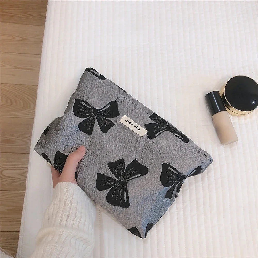 Travel Cosmetic Organizer Pouch Retro Black White Floral Clutch Cosmetic Bag Large makeup case Toiletries Storage Bag Wash Bag