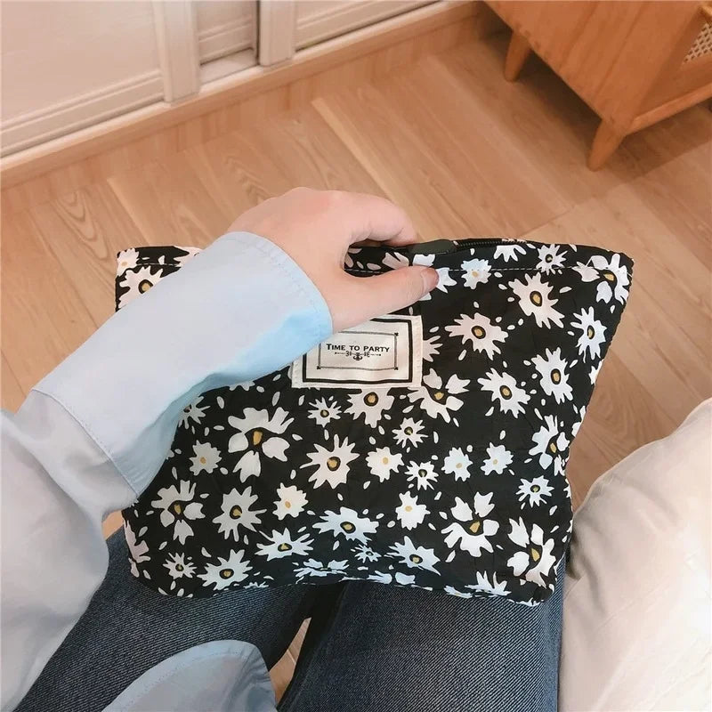 Travel Cosmetic Organizer Pouch Retro Black White Floral Clutch Cosmetic Bag Large makeup case Toiletries Storage Bag Wash Bag