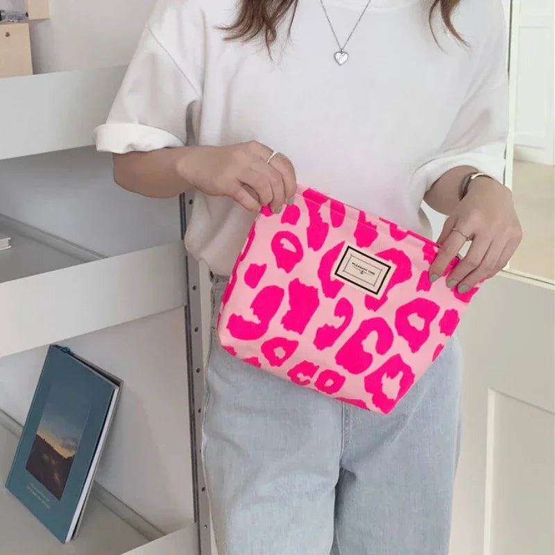 Leopard Print Cosmetic Bag Fashion Daily Clutch Makeup Bag Pouch Large Capacity Travel Toiletry Organizer Cosmetic Storage Bag