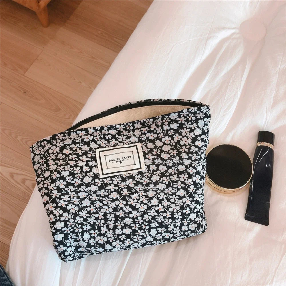 Travel Cosmetic Organizer Pouch Retro Black White Floral Clutch Cosmetic Bag Large makeup case Toiletries Storage Bag Wash Bag